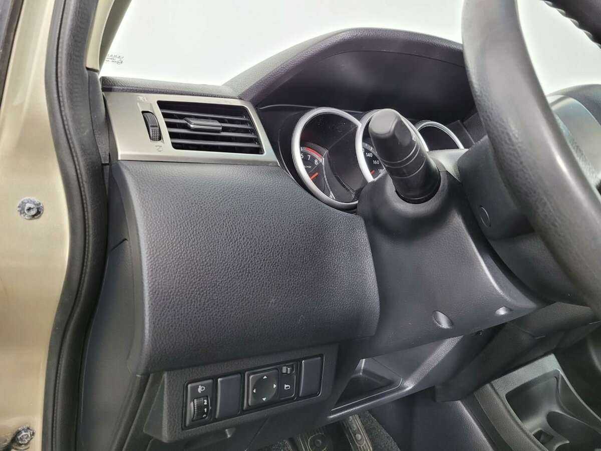 Nissan Tiida, 2013 Фото №9