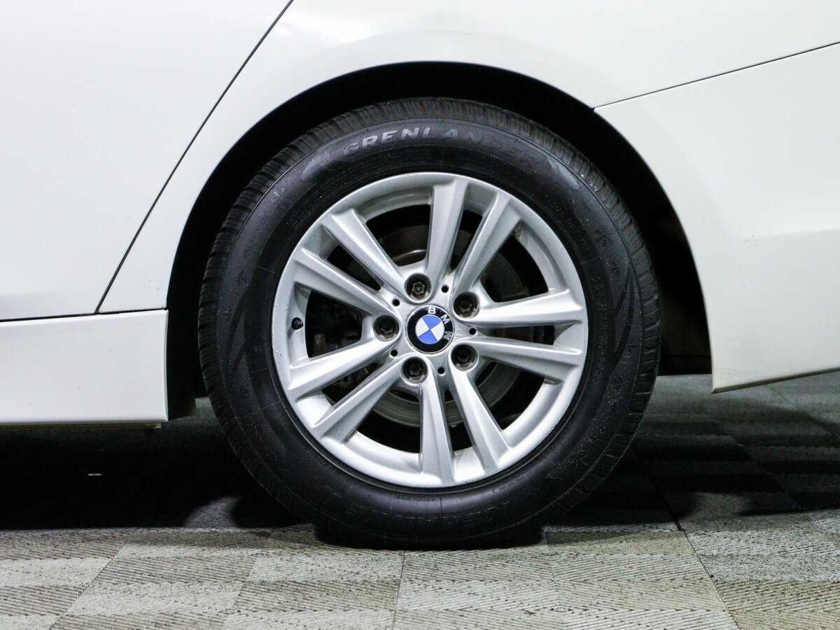 BMW 3 серии 318i, 2015 Фото №13